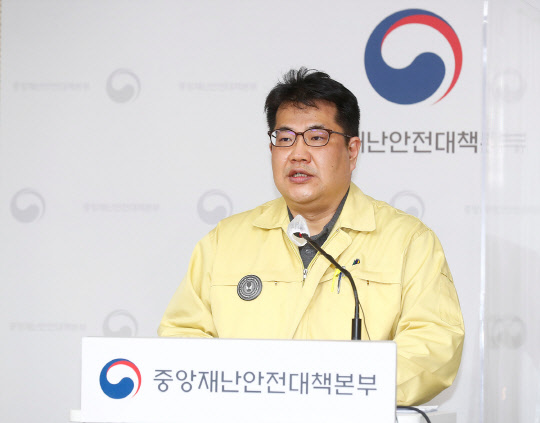 지난달 30일 손영래 중앙사고수습본부(중수본) 사회전략반장이 정부세종청사에서 코로나19 대응 비대면 정례브리핑을 하고 있다. <보건복지부 제공>